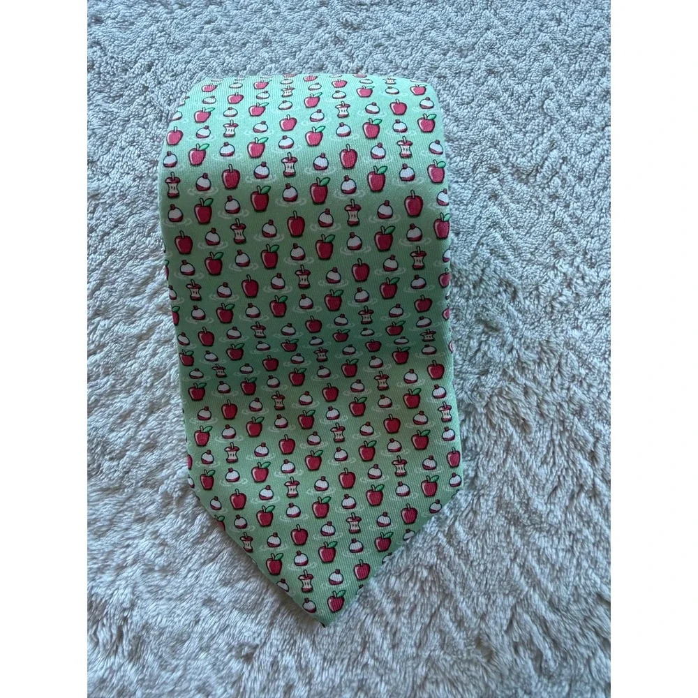 Vineyard Vines Boys Silk Tie Green Bobbing for Apples Pattern Necktie 48 Inch